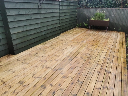 Deck Cleaning and Algae Removal in Thame: Make Your Garden Ready for Entertaining in a Weekend