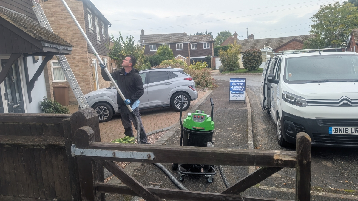 How Much Does Gutter Cleaning Cost in Thame?