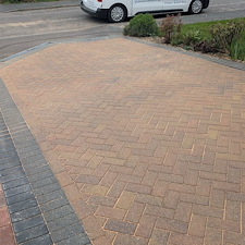 Driveway-Cleaning-in-Thame-Restoring-a-Weathered-Driveway-Back-to-Its-Original-Colour 0