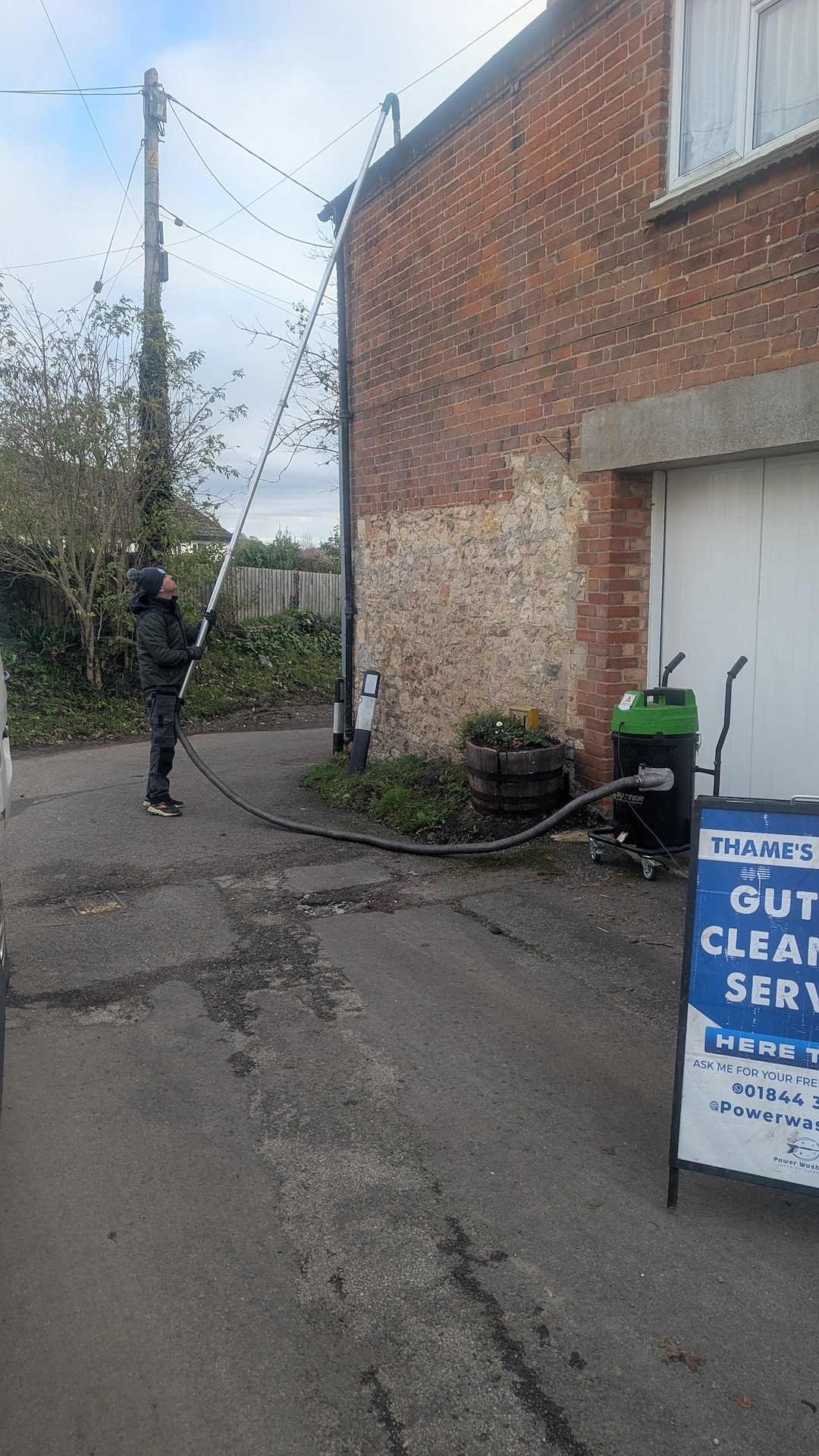 Simple Fixed Price Gutter Cleaning In Long Crendon